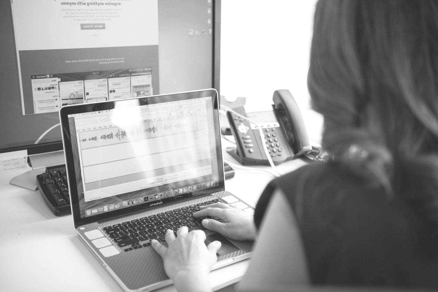 Teilnehmer bei der praktischen Arbeit mit Budgetplanungstools